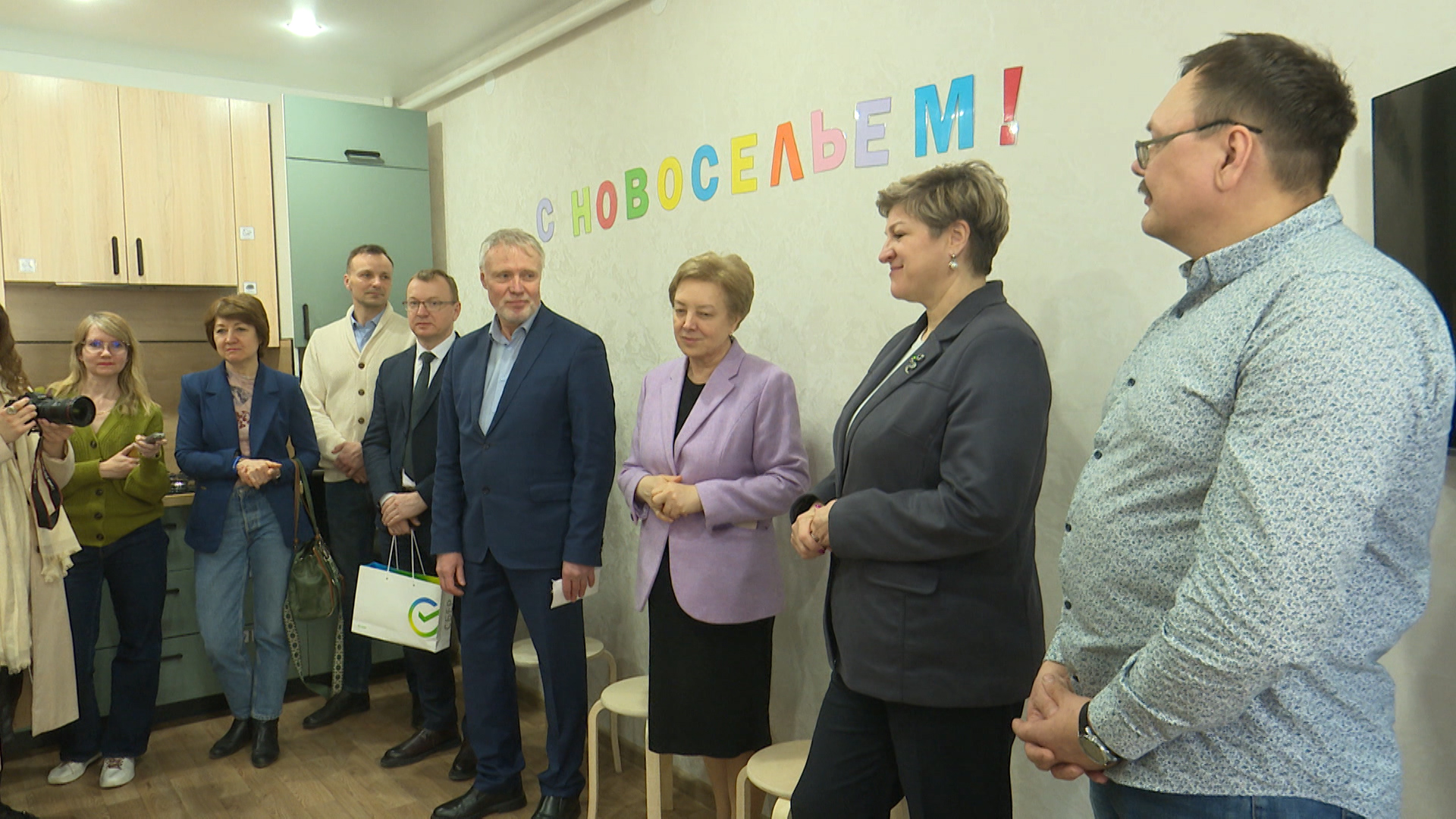 Отметили новоселье. В Пскове открылась квартира сопровождаемого проживания 
