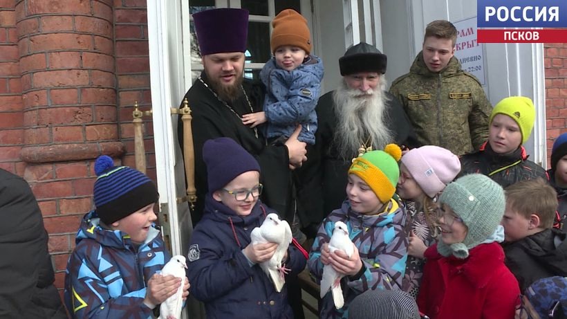 Над Псковскими храмами взмыли сотни голубей в честь праздника Благовещения