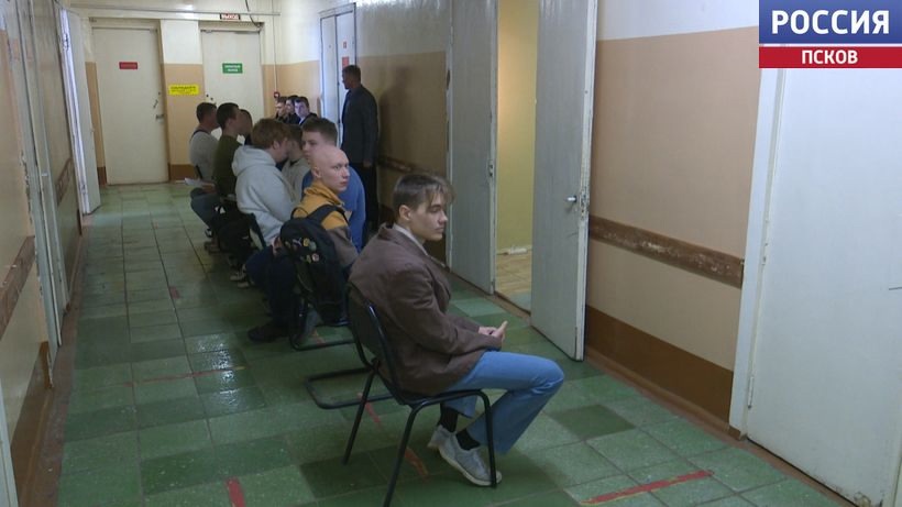Больше 300 юношей из Пскова и Псковского района отправятся проходить срочную службу. 