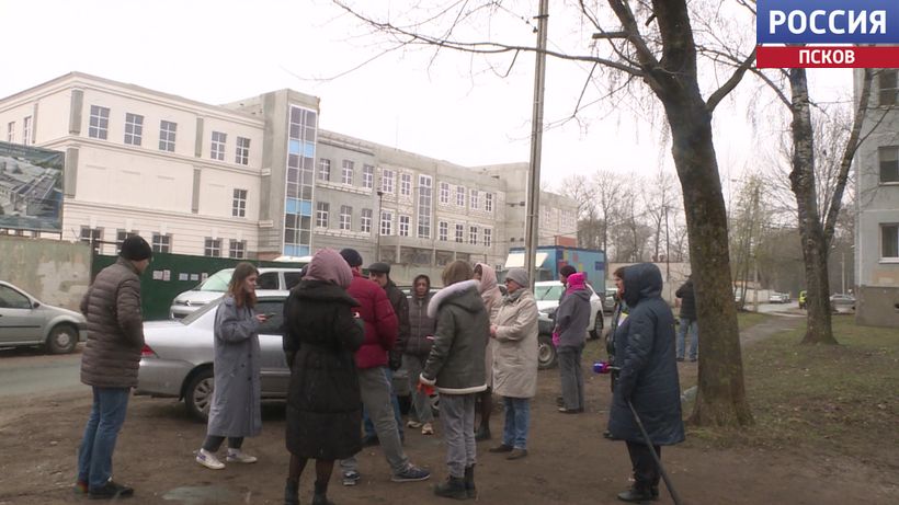 Единственная детская площадка на всю округу. Жители пятого округа Пскова обсудили проблемы с депутатом