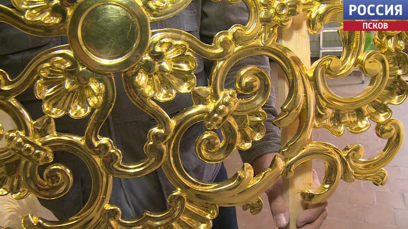 Реставраторы завершают золочение иконостаса печорской церкви Сорока Севастийских мучеников
