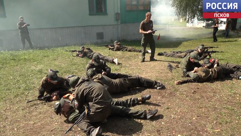 Форма, дисциплина и физнагрузки. В Великолукском районе завершилась смена, организованная Центром "Воин"