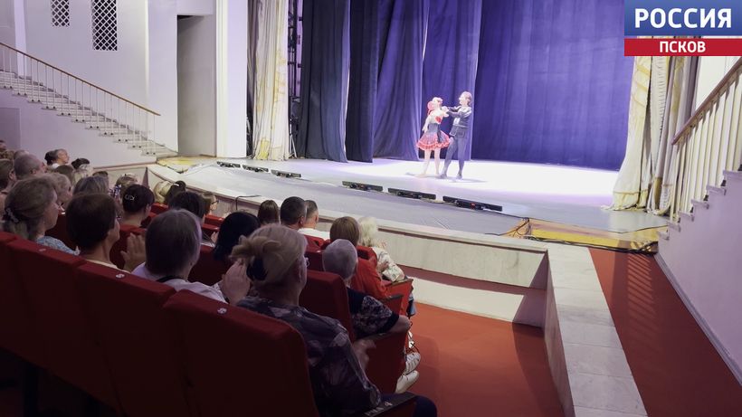 Классика и хиты. В Пушкинском заповеднике выступили артисты балета из Минска