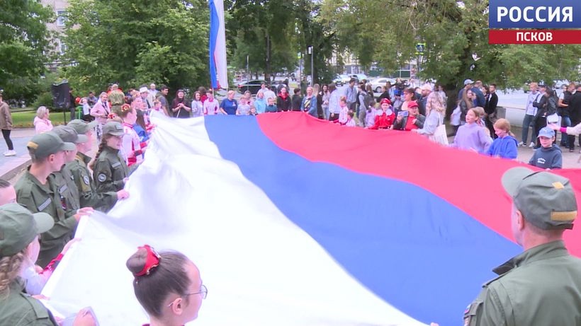 В Летнем саду Пскова развернули 14-метровый флаг России