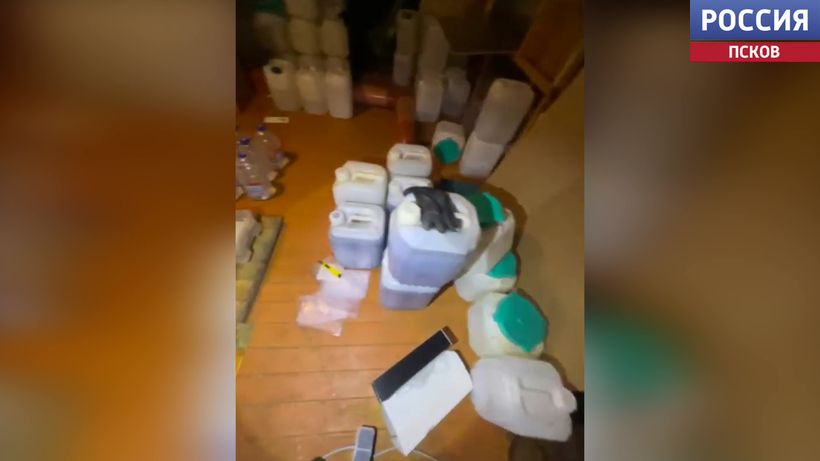 Купил дом и обустроил лабораторию. Псковские полицейские изъяли 50 килограммов синтетических наркотиков