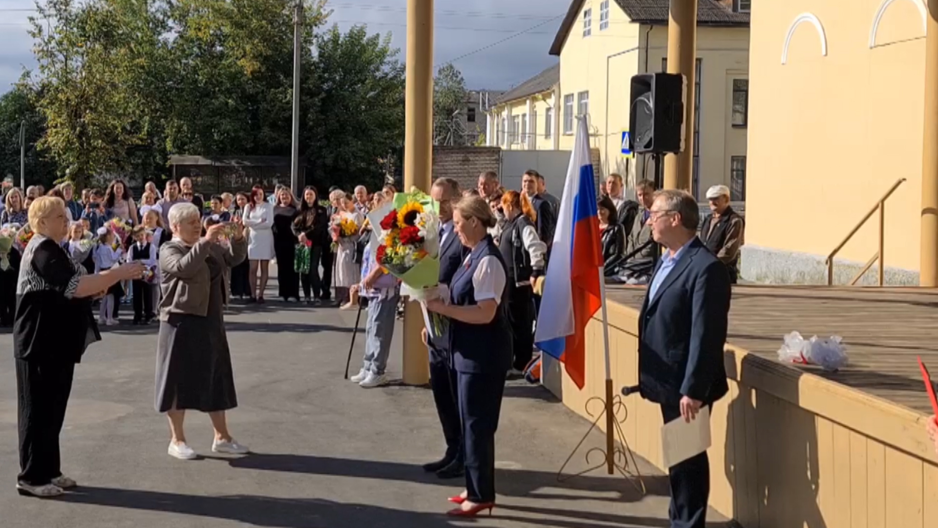 Учитель и восьмиклассники невельской школы №2 получили благодарность фонда "Вера" за участие в акции "Дети вместо цветов"