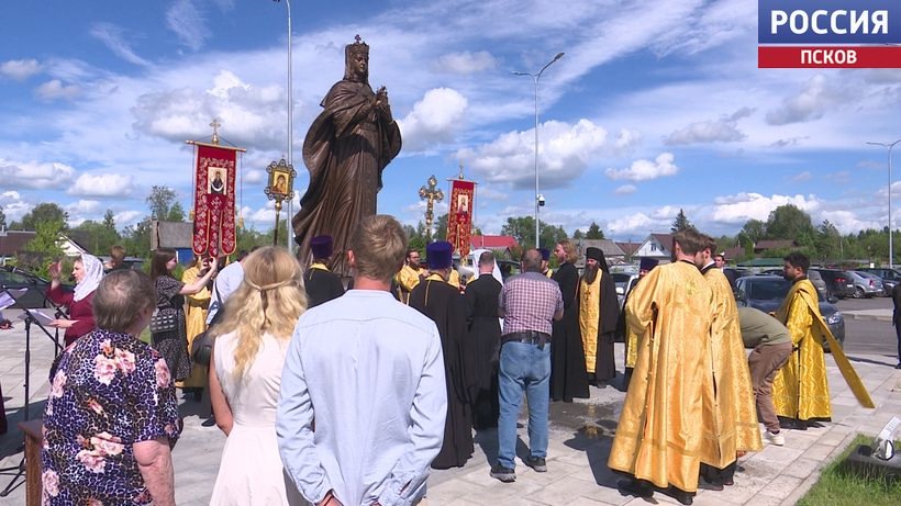 В память о выдающихся земляках. В Пскове сегодня открыли два памятника
