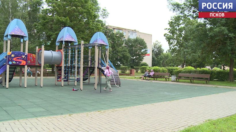 В центральном парке Невеля обновили детскую площадку