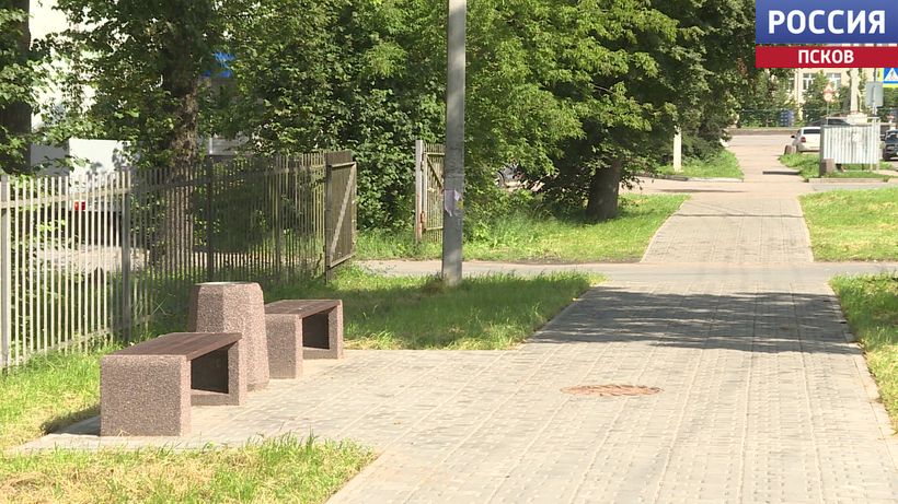 Новая тротуарная плитка, урны и скамейки. Как преображается Порхов? 
