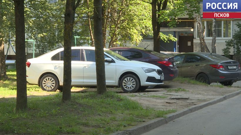 Распознает в автоматическом режиме. Расскажем, как в Пскове борются с любителями парковаться на зеленой зоне