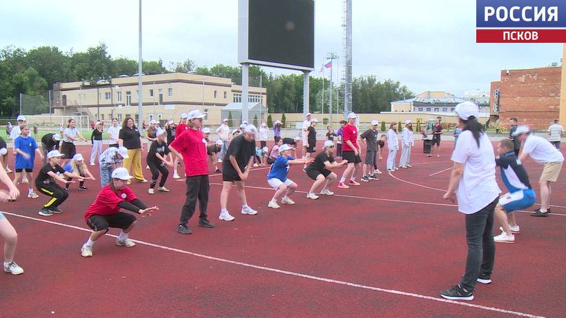 Зарядка со стражем порядка. В Пскове прошла акция к Дню физкультурника