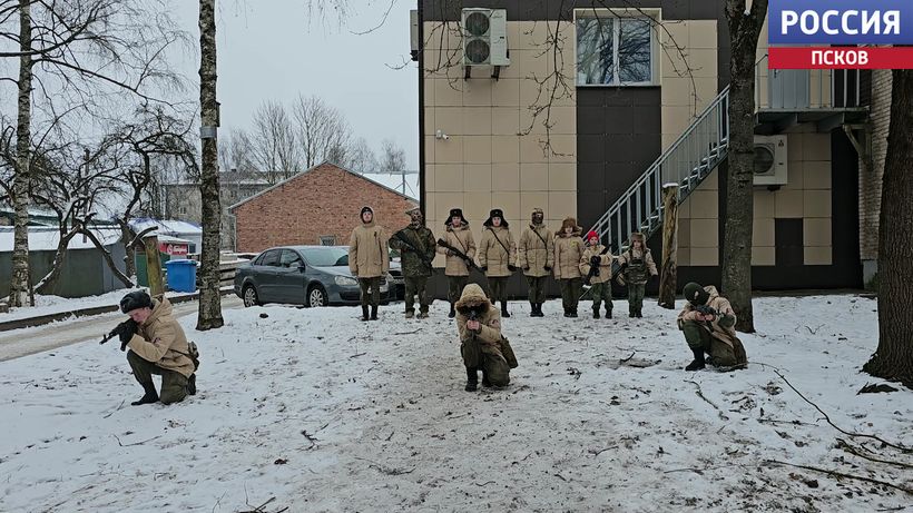 Готовятся вовсю. Завтра в Великих Луках начинается военно-спортивная игра для школьников "Юнармия-2025"
