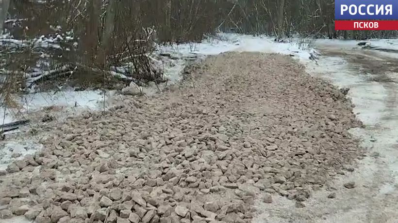 Затопленный участок дороги в Гдовском районе засыпали щебенкой 