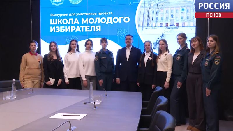 Школьники побывали на экскурсии в правительстве области. Кто решился примерить губернаторское кресло? 