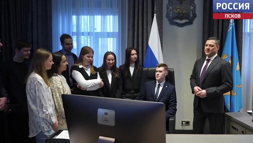 Новогодние украшения на улицах Пскова останутся до конца января
