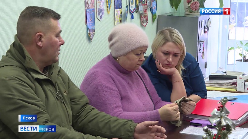 Псковские поисковики передали родственникам красноармейца его личный котелок