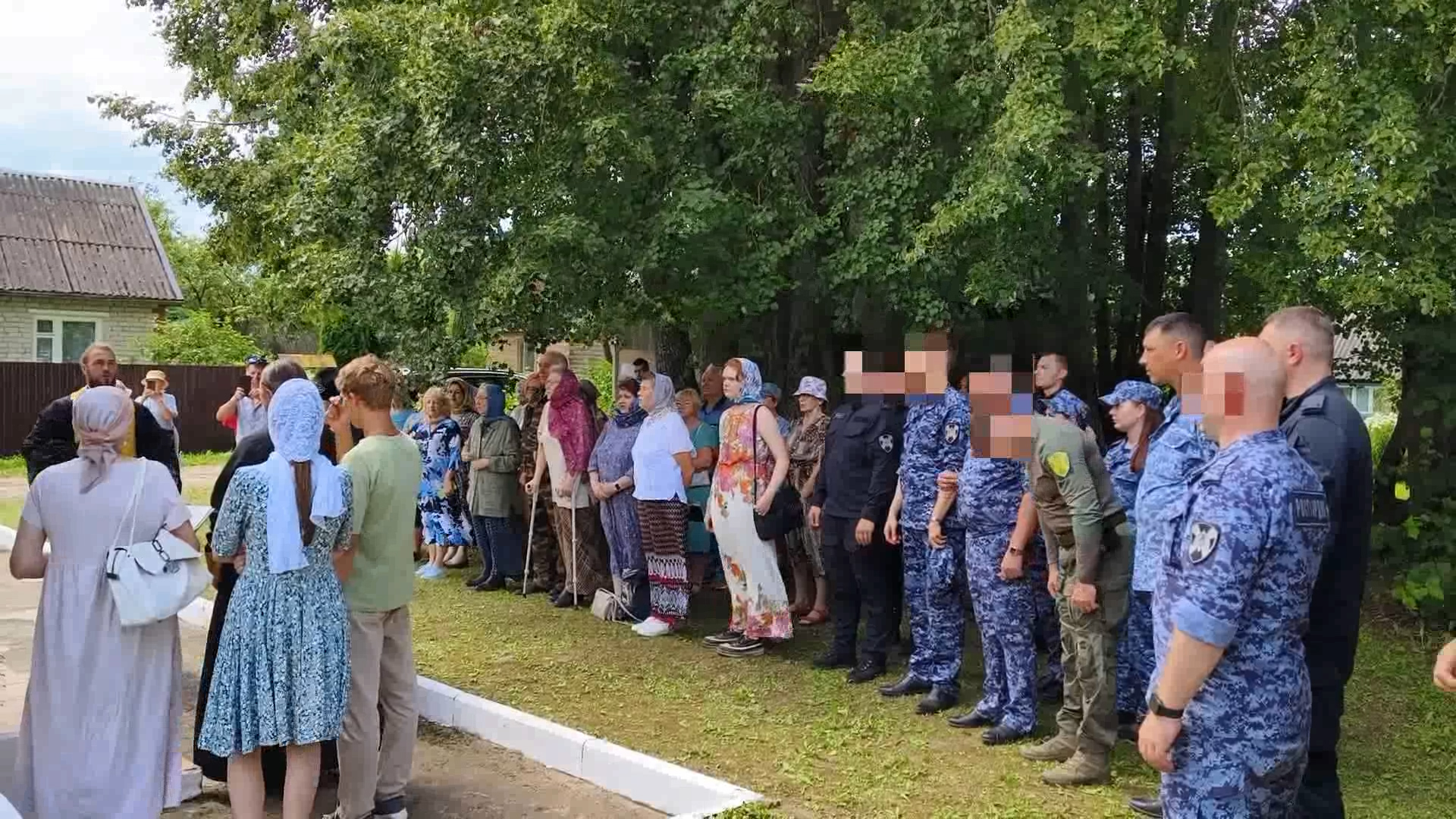 Псковские росгвардейцы почтили память святого князя Владимира на молебне в Буднике