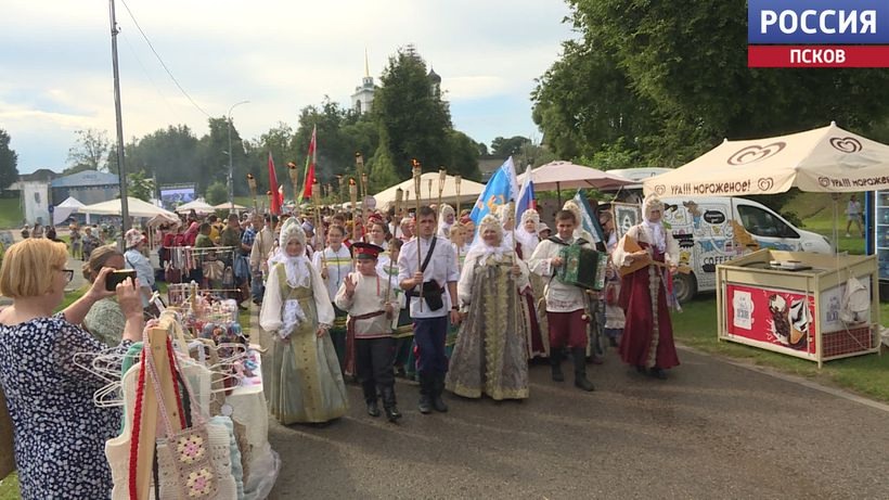 Заплыв на сапбордах, фестиваль фольклора или конкурс на лучшую коляску. Чем еще запомнились Дни Пскова? 