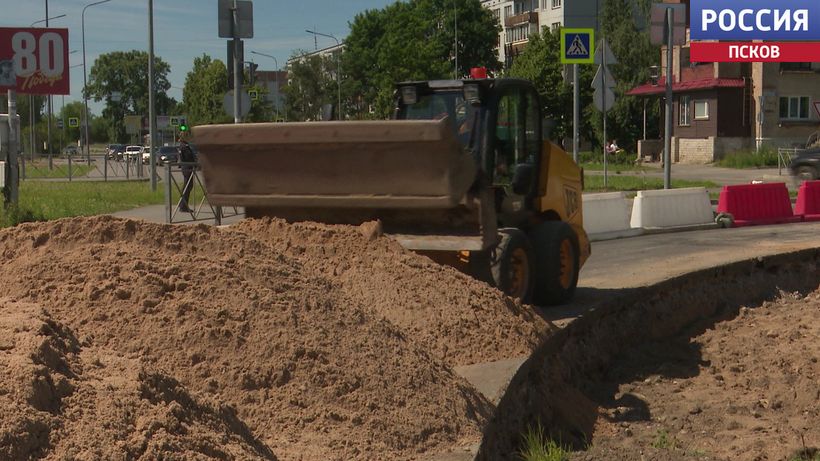 Чтобы не задевали друг друга. На перекрестке Ипподромной и Инженерной приступили к расширению полосы круга