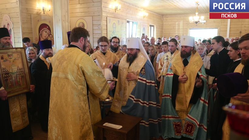 В честь блаженной Ксении Петербургской. На дальнем Завеличье освятили новый деревянный храм 