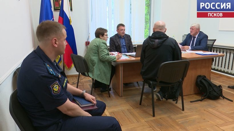 Сенаторы от Псковской области Алексей Наумец и Наталья Мельникова провели личный прием граждан