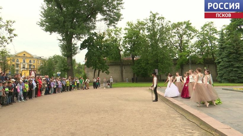 В Пскове поклонники творчества Пушкина собрались у памятника поэта и крестьянки