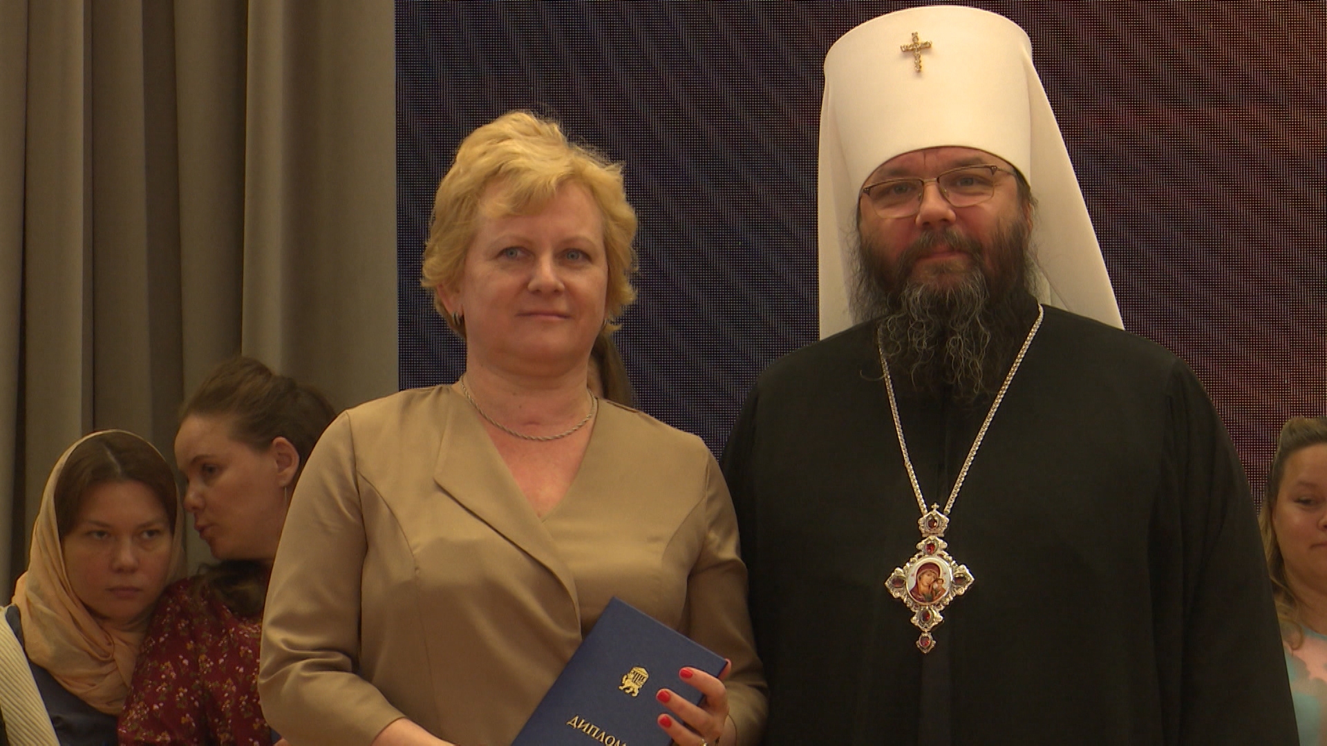 Сегодня в Пскове вручили дипломы выпускникам программы профпереподготовки "Педагог духовно-нравственных дисциплин"