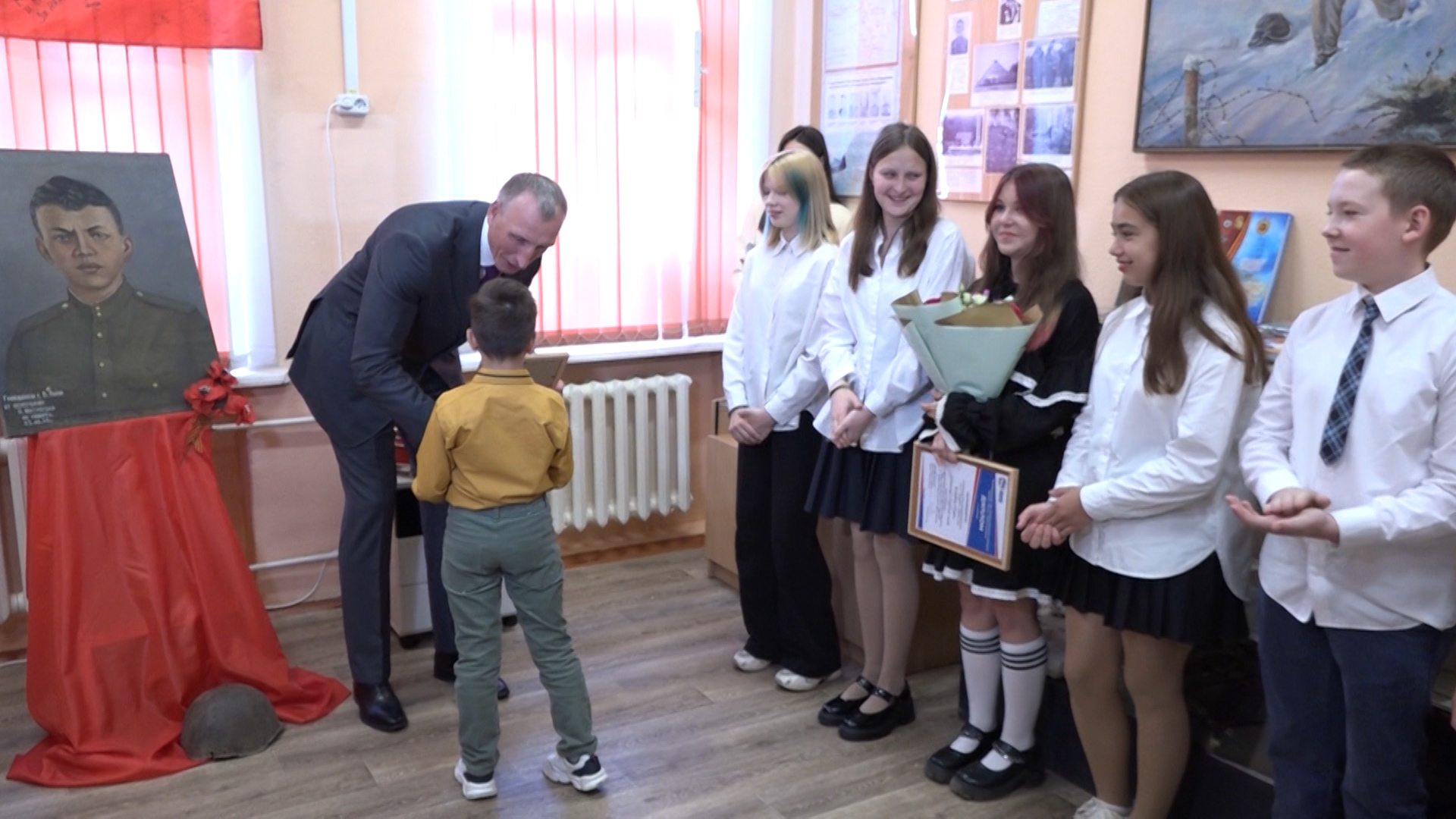 Депутат Александр Козловский вручил награды великолукским педагогам и воспитанникам за сохранение исторической памяти