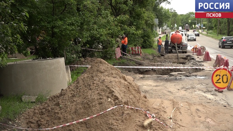 Ремонт трубы на улице Холмской в Великих Луках обещают закончить до конца дня