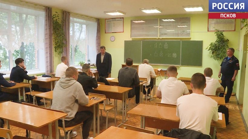 В Пскове выездная комиссия принимала экзамены в военные вузы страны