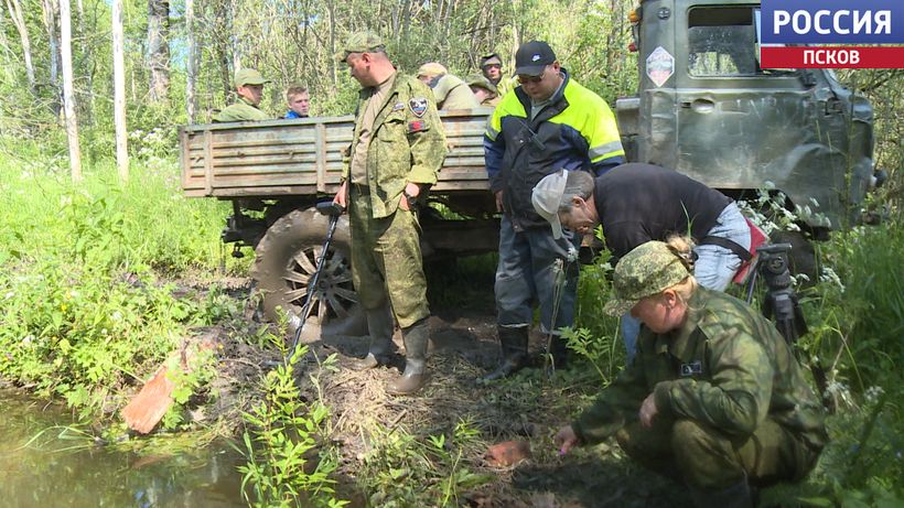Закаляет и воспитывает. "Вахта памяти" молодежного поискового отряда "Журавли" прошла в Дновском районе