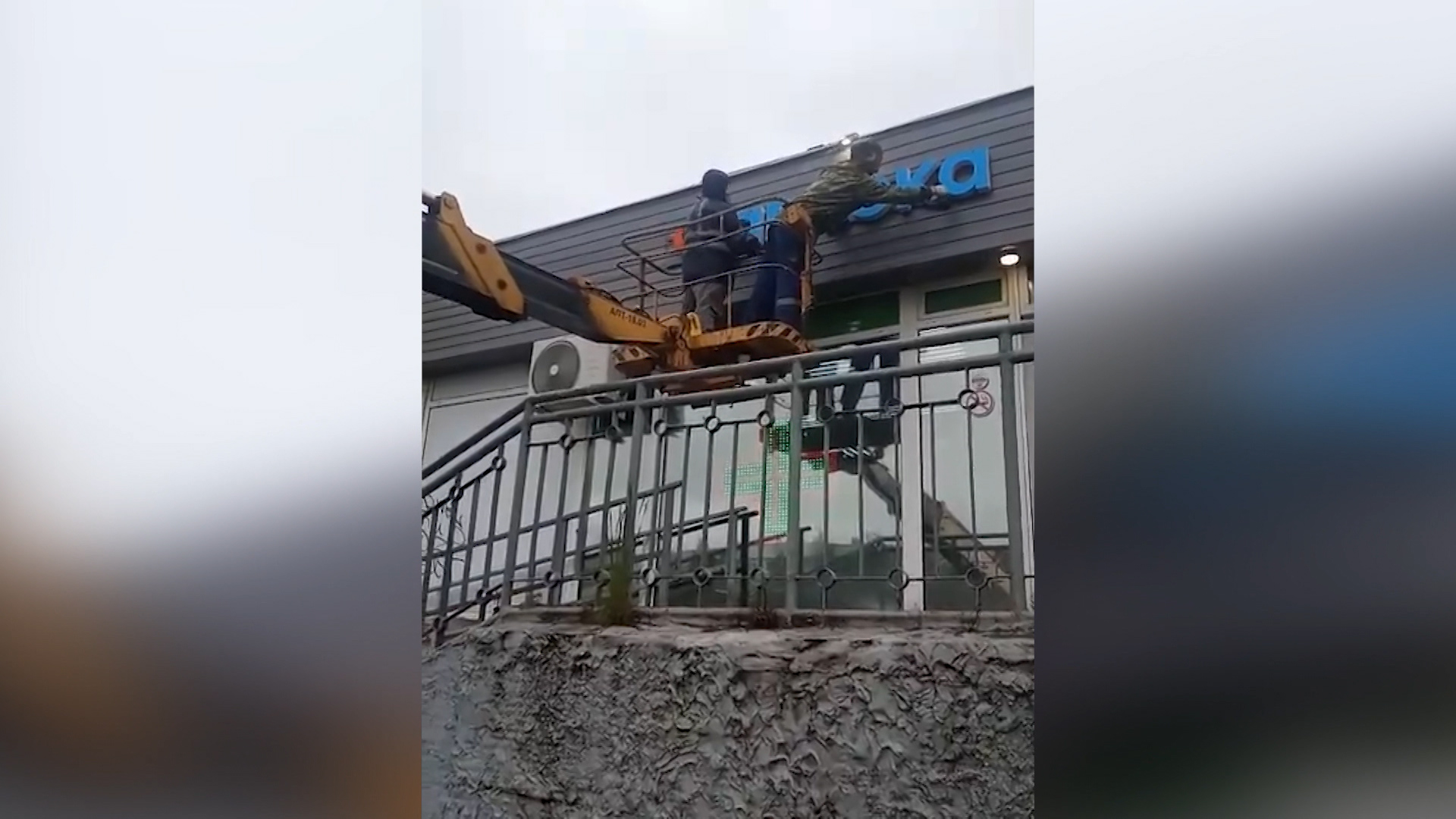 Установили не по правилам. Служба благоустройства Пскова наводит порядок с вывесками