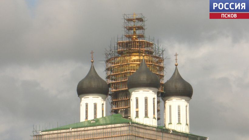 Реставраторы поднялись на купол Троицкого собора в Пскове, чтобы оценить масштаб предстоящих реставрационных работ