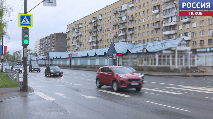 Для покупателей - удобно, для водителей – опасно. Что будет с торговым комплексом "Магеллан" на Рижском?
