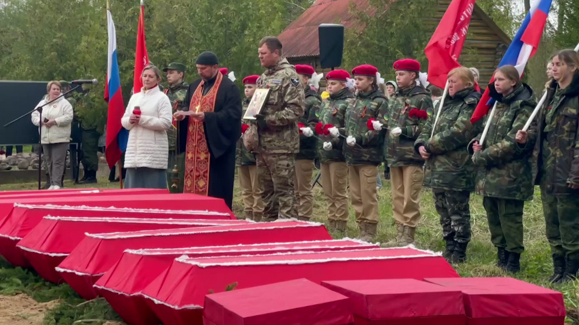 В деревне Старицы Себежского района перезахоронили более пятидесяти советских воинов, которые были подняты участниками "Вахты Памяти"