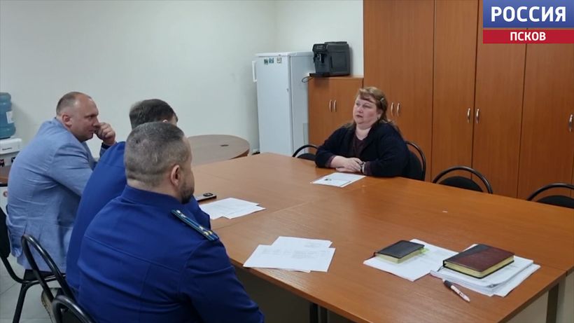 Прокуратура Псковской области проверяет соблюдение закона при ремонте детских площадок и восстановлении заброшенных зданий в Острове