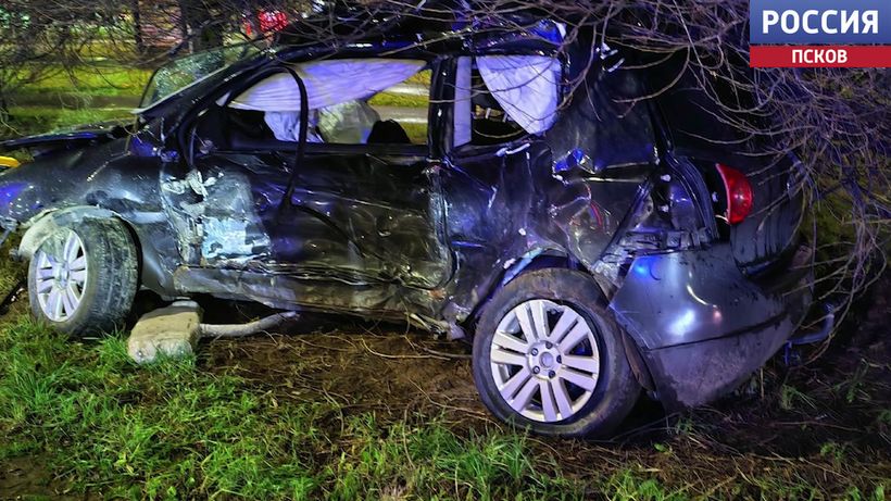 Смертельное ДТП произошло сегодня ночью в Пскове. Новости Пскова и Псковской области. Вести-Псков Смертельная авария в Пскове. Audi и Volkswagen столкнулись, один человек погиб