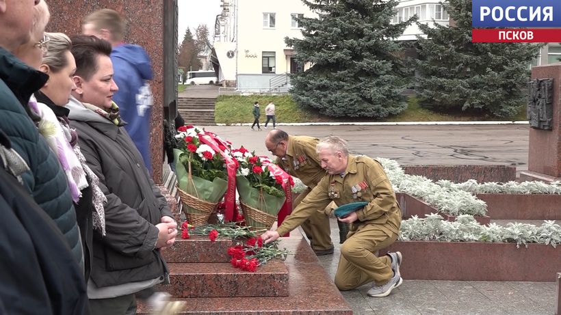 Венки и цветы возложили сегодня великолучане к стеле "Город воинской славы". Новости Пскова и Псковской области. Вести-Псков Великолучане почтили память защитников Родины в канун Дня народного единства