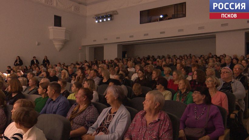 Большой концертный зал ГКЦ открыли сегодня после ремонта праздничным концертом. Новости Пскова и Псковской области. Вести-Псков В Городском культурном центре сегодня дали праздничный концерт - уже в обновленном зале