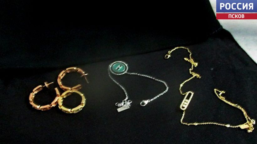 Псковские таможенники пресекли ввоз в нашу страну незадекларированных ювелирных изделий стоимостью в полтора миллиона рублей. Новости Пскова и Псковской области. Вести-Псков Псковские таможенники поймали "ювелирного контрабандиста" с украшениями на 1,5 млн рублей