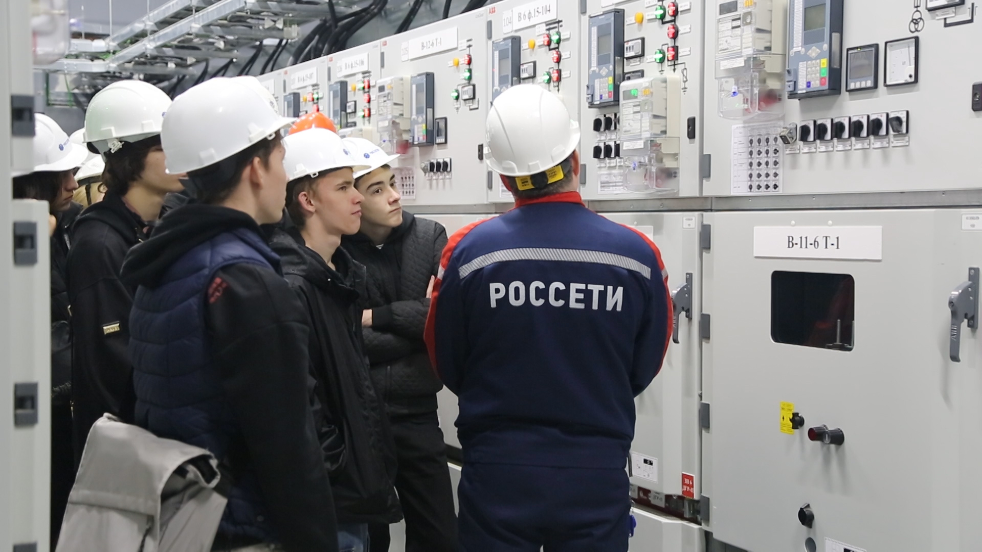 400 студентов СЗФО посетили энергетические объекты, чтобы узнать, как работает отрасль. Новости Пскова и Псковской области. Вести-Псков Студенты СЗФО узнали об энергетике "изнутри": 400 человек посетили ключевые объекты