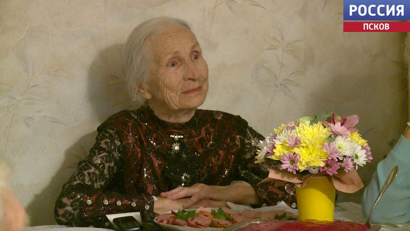 90-летний юбилей отметила Надежда Дмитриевна Кораблева. Новости Пскова и Псковской области. Вести-Псков Пережила войну и посвятила жизнь математике. Надежда Кораблева из Пскова отмечает юбилей