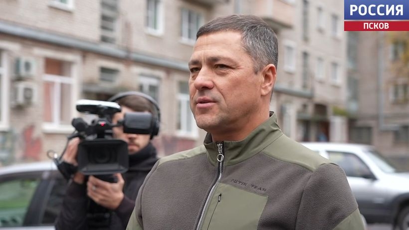 Губернатор Михаил Ведерников оценил ремонт двора у дома №54 на Рижском проспекте в Пскове. Новости Пскова и Псковской области. Вести-Псков Михаил Ведерников проверил ремонт двора у дома №54 на Рижском проспекте