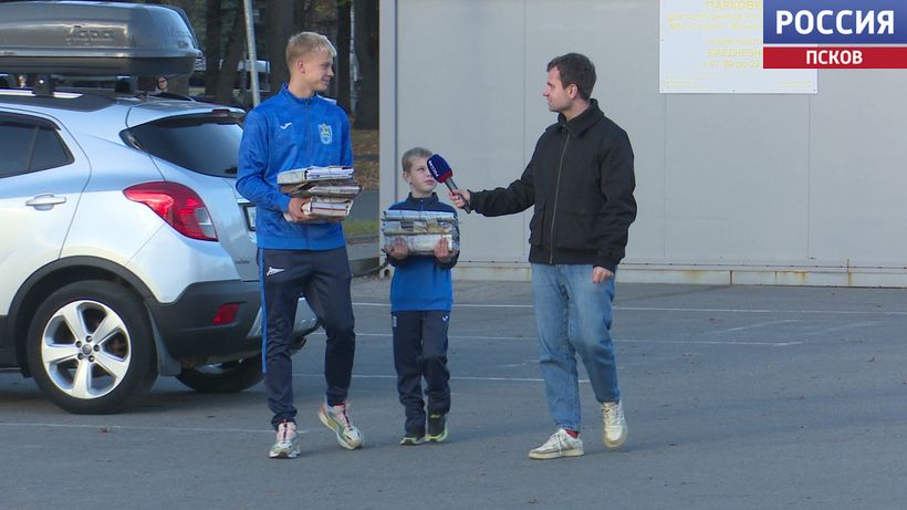 Футбольный клуб "Псков" совместно со стадионом "Машиностроитель" проводит экологический месяц. Новости Пскова и Псковской области. Вести-Псков Футболисты, тренеры и болельщики ФК "Псков" объединились для защиты экологии