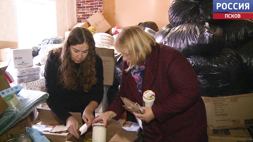 Сегодня в зону СВО к нашим военнослужащим отправился очередной груз из Идрицы. Новости Пскова и Псковской области. Вести-Псков По заявкам военнослужащих. В Идрице подготовили очередную партию помощи. Что доставят на фронт?