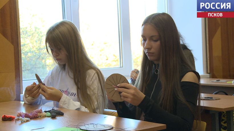 Познакомиться с профессией дизайнера или специалиста по декоративно-прикладному искусству могли учащиеся школ Пскова. Новости Пскова и Псковской области. Вести-Псков Знакомство с профессиями. В Псковском колледже искусств прошел единый день открытых дверей
