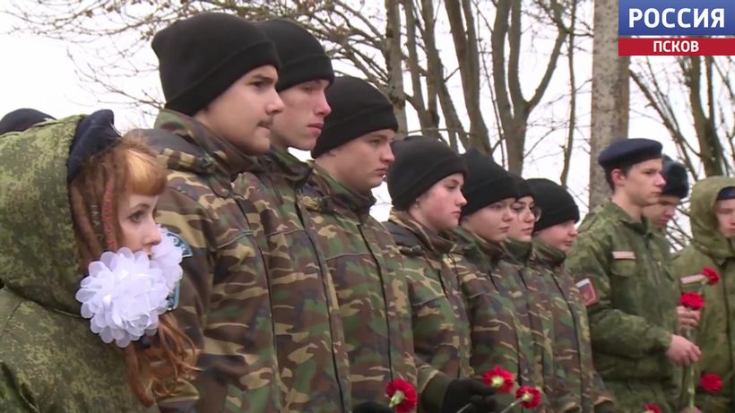 Сегодня в Псковской области отмечают региональную памятную дату – День сожженных деревень. Новости Пскова и Псковской области. Вести-Псков Митинг в память о погибших в войну мирных жителях прошел в деревне Ланева Гора