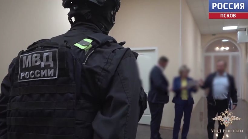 Три псковича задержаны по подозрению в серии мошенничеств в отношении участников СВО