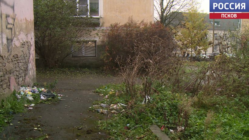 Жильцы дома №26 по улице Максима Горького в Пскове взывают о помощи. Новости Пскова и Псковской области. Вести-Псков Гора мусора растет, а отвечать некому. Жильцы дома №26 на улице Горького жалуются на стихийную свалку