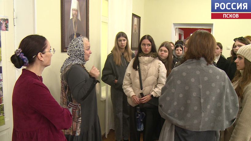 Псковская область приняла очередной заезд молодежи в рамках образовательно-туристического проекта "Рожденное знамя на Псковской земле". Новости Пскова и Псковской области. Вести-Псков И образование, и туризм. С прошлым и настоящим Псковщины познакомились участники проекта "Больше, чем путешествие"